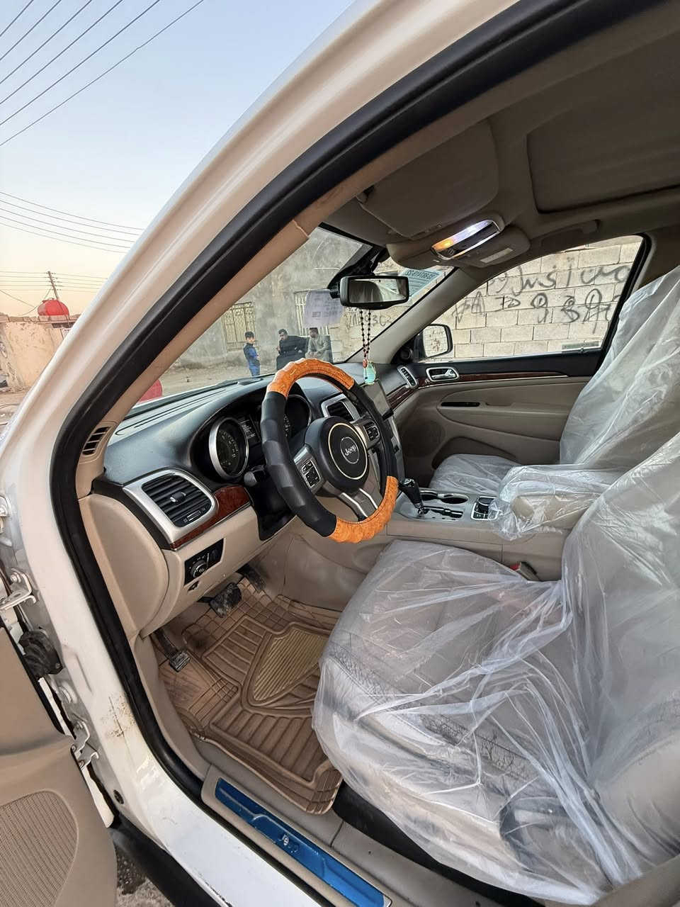 السلام عليكم جيب خليجي ١٣ فول مواصفات للاخير لمتدد معروفه مواصفات المتدد ما حاجه اذكرها كير ومحرك كفاله لا تنقيص ولا تبخير فقط الكيس مفتوح السونار بالمنشور بيه كل التفاصيل 
رقم بغداد مشروع وطني مداور ثاني يوم 
السعر ١٣٧ وبيها مجال للشراي اتصل وتدلل
مكان السياره العماره ناحية سيد احمد 
للاتصال ***********
