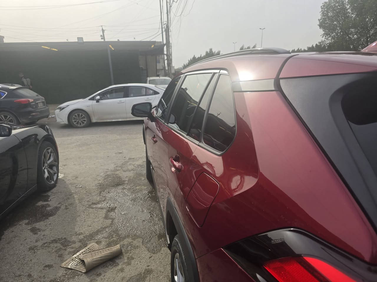 راف فور ٢٠٢٣ xle بريم فول مواصفات ماشيه٦٢ الف ميل بيها تبديل باب خلفي السايق اصلي تفصيخ والبنيد صبغ ايرباك الدركه والبرده  والجاملغ الأيمن صبغ شبر داخل جلد ابيض بصمه فتحه جنطه كهرباء شاشه كبيره بدون ارقام بسمي عارضها 180 وبيها مجال بدون ارقام  مكان السياره بغداد البلديات الاتصال ***********
