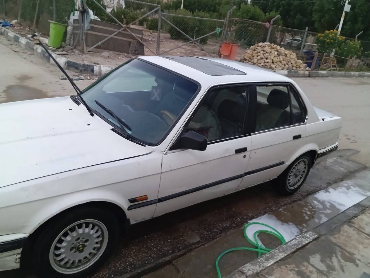 سلام عليكم بي ام موديل 89 رقم نينوى سنويه الحد 29 بسمي سياره محوره مكينه وكير ونجي 6  جدد سياره جاهزه من كلشي وبديهه بلادي لا ضربه ولا تعمير سياره أحله من صور مكان السياره ناصريه مركز سعر 33 وهاذه رقمي ***********
