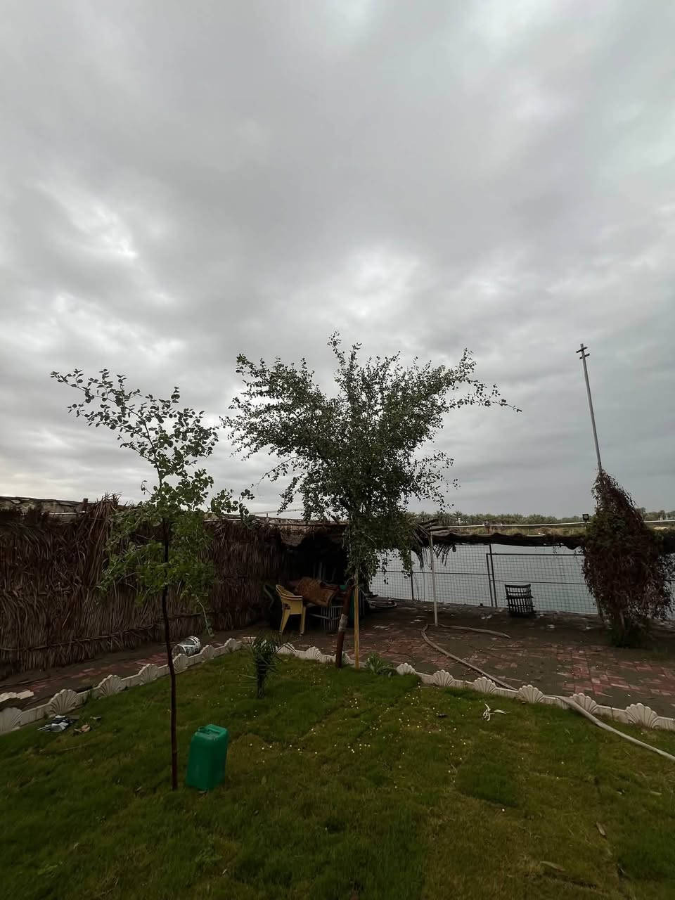 السلام عليكم مزرعه للبيع  
طابو زراعي سند 25 ملك صرف تحويل مباشر المساحة نصف دونم ١٣٥٠ م الموقع شط الكوفه شارع الشاليهات و المسبح الهولندي قريبه ع شارع العلماء و المنظر مال شط كدامة يخبل  المزرعه بيه بيت متكون من غرفتين و مطبخ و حمام خارجي و بيه مسبح صغير  المزرعه كل شي ماناقصه و تكدر اتسويه شاليه  
اي تفاصيل ثانيه ع مزرعه اتواصل وياي خاص 
او على هذا الرقم ***********
