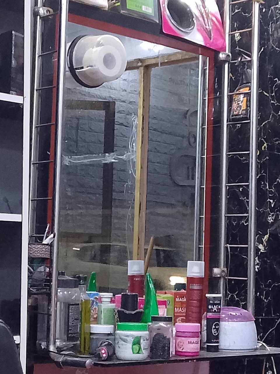 غراض محل حلاقه للبيع يتضمن
كراسي العدد 2
جهاز بخار 
جهاز شمع
مرايات العدد 2
للتواصل ***********
