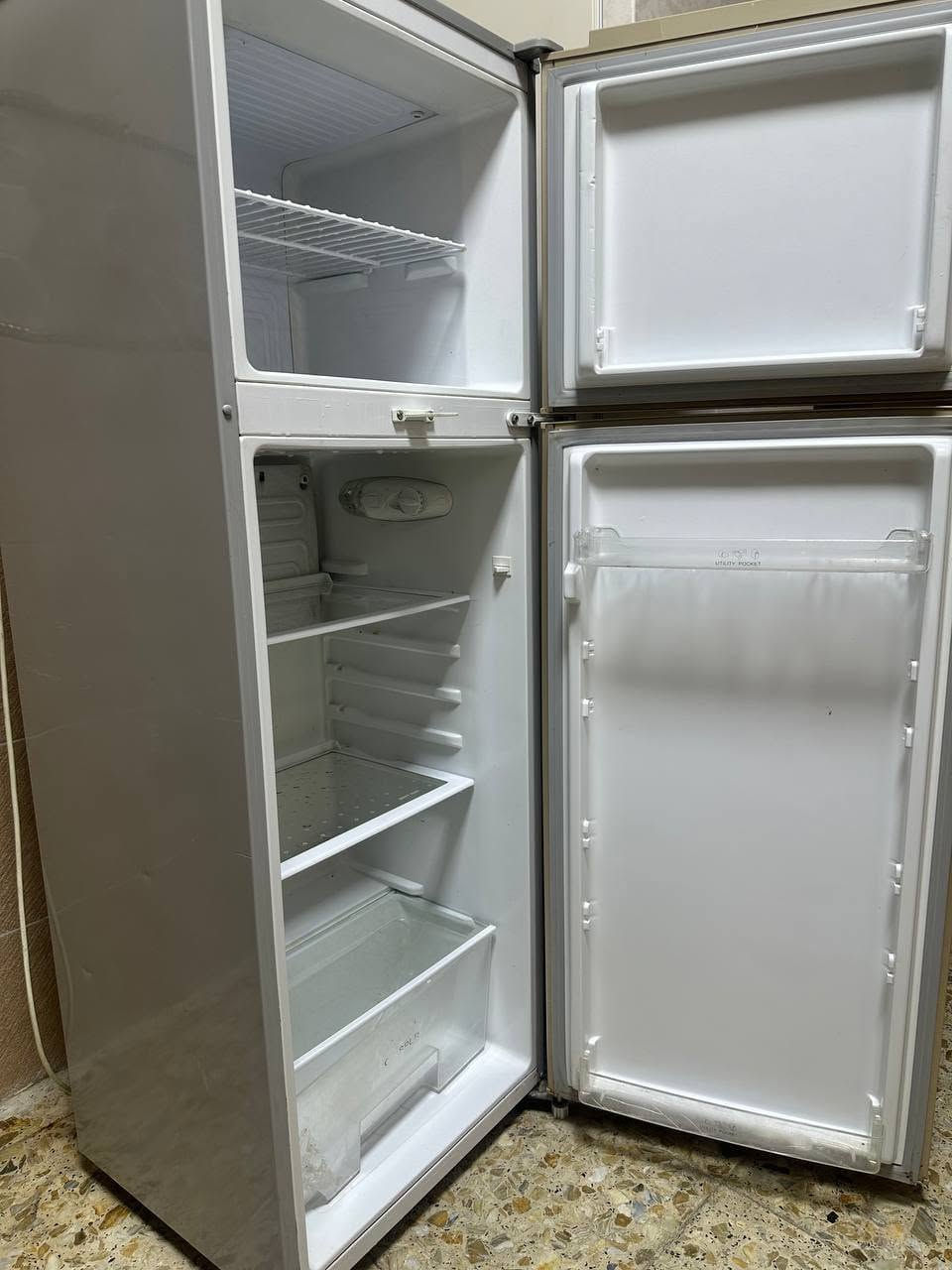 السلام عليكم
عندي ثلاجه مستعمله للبيع شغاله ونظيفه سعرها 150 وبيها مجال الي يريدها يتواصل ويايه على الرقم ***********

