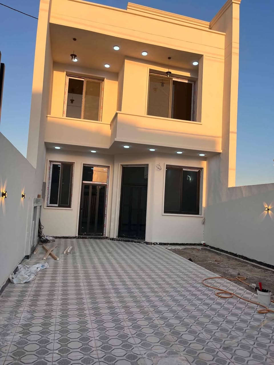 عدنا بيت للبيع بام طباشي بناء ٢٠٢٦. مساحتة ١٩٠ م
بناء طابقين الطابق الأول غرفة وحدة وصالة ومطبخ واستقبال وصحياة وطارمة وحديقة صغيرة  وصحياة خارجيةالطابق الثاني ٣ غرف نوم وصالة وصحياة بناء كلة حديث وبيبان وشبابيك كلة المنيوم والداخلية بيبان تركي للاستفسار الاتصال ع ***********
