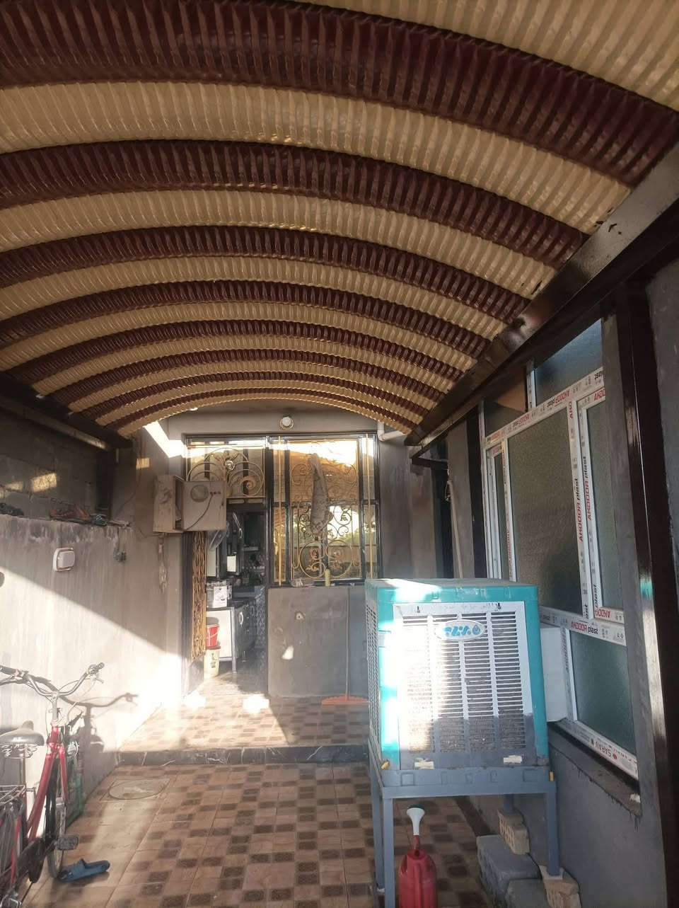 @إشارة
 بيت 180 متر طابو صرف طابقين بناء طابوگ بسنة 2022 وبي اجازة بناء يحتوي على أربع غرف نوم 2 جوه 2فوگ مع الصحيات واستقبال خارجي العنوان العطيشي خلف المستشفى الحسينيه بداية الحولي قرب المدرسه الصينيه على الشارع مباشر يعتبر تجاري *********** بي وات ساب
