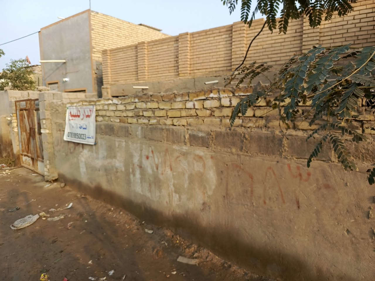 بيت للبيع مقابل الجامعه مساحه 165 بل شارع التبليط السعر 20 وبي مجال تلفون ***********
