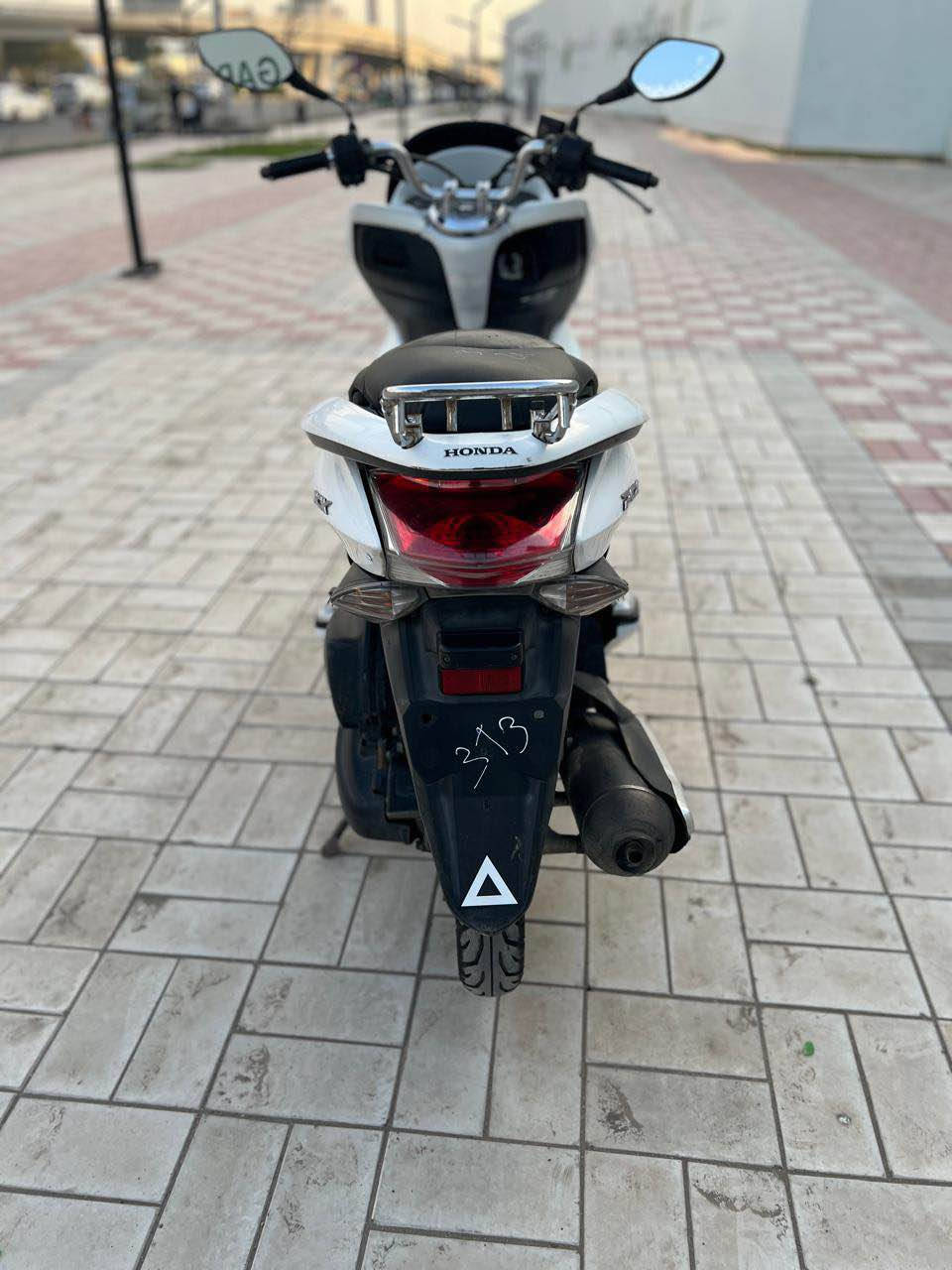 السلام عليكم للبيع دراجه pcxجيل الاول  دراجة مال رمبه ماخذها رمبه الدراجه وأعلى ايدي حجم مكينه 150ياباني الاصلي دراجه جديده مال جناي وعلئ ايدي لون مميز ماروني 
ياباني الاصلي دراجه كامله أستان كهربائي تدفئه بل يدات حساس ازدحام سويجات ٢حرف Aدراجه جديده الدراجه مكينه لوك شلعه معدل خير من اللّٰه دراجه تكول جديده بمعنئ الكلمه واحلا من الصور مال جناي المكان بغداد دراجة مكفوله اي نقص مابيه السعر مليون و 450  
وبيها مجال   
اي استفسار *********** بغداد, العراق
