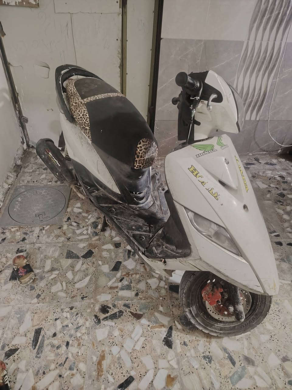السلام عليكم شباب دراجه ثعلب للبيع دراجه شغاله سلف هندر كهربائيات كل شغالات طاكه فشكه مال دبل ويرادلهه تفيلس الدراجه مكان مدينه الصدر *********** السعر ٢٥٠ وبيهه مجال
