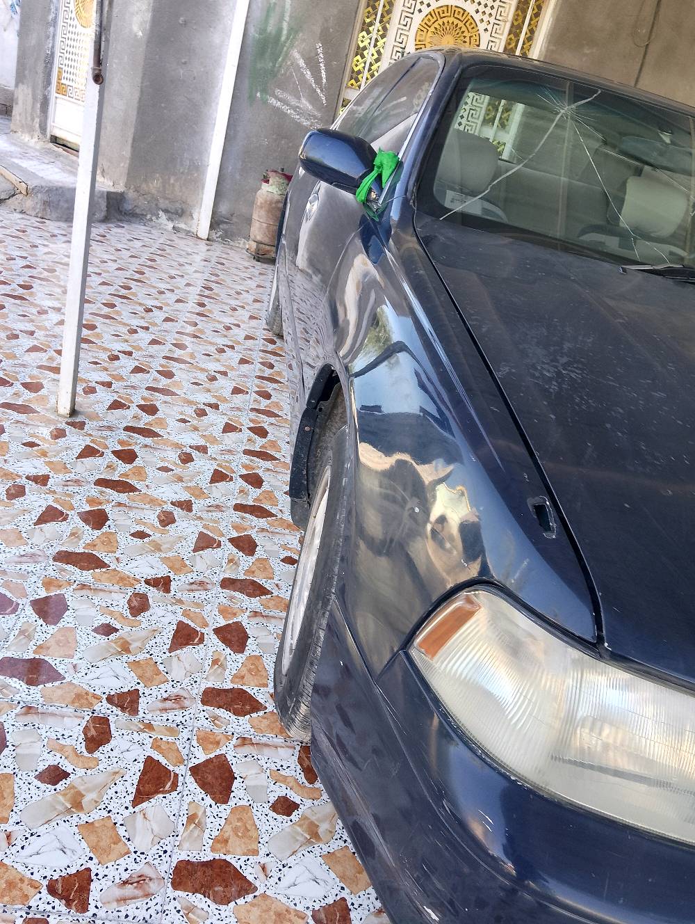 سياره كراون نضيفه دواخل وجاهزه من كير ومكينه 3000سعرهاالناصريه الشطره دوايه حي الحكيم 