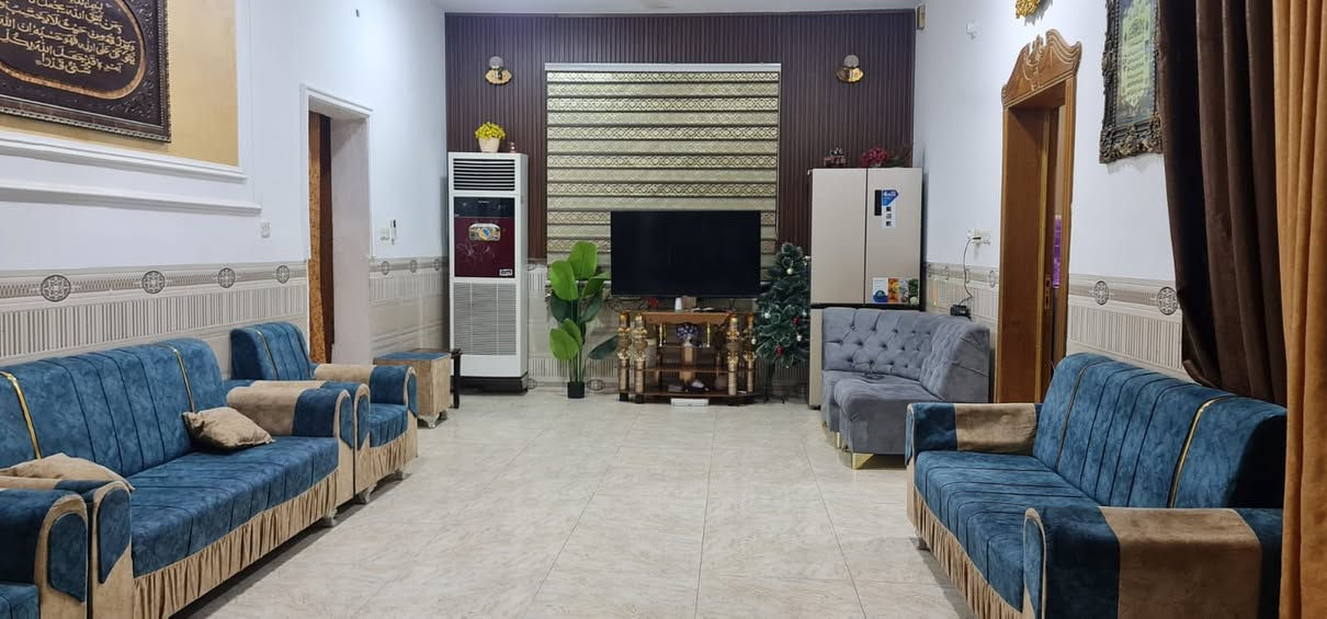 دار للبيع المساحة 700 متر طابو زراعي سند 25  الاساس كونكريت مسلح والبناء بلوك حد الشبابيك والبوب ويربطها رباط كونكريت مسلح والسقف عگاده ومغطى بمادة الايزوكام اظافة الى الدنگ والطارمه كونكريت مسلح  
الواجهه 18 والنزال 40 يحتوي على 
استقبال (4 * 9) 
2 غرفة نوم (5* 4)
صالة طعام (5 * 4)
صاله معيشة (12 * 4)
مطبخ (6 * 4)
كل ارضية البيت رفت ومن ثم بورسلاين لون واحد
الدرج كونكريت مسلح… 
حمامات داخليه وخارجيه سقف كونكريت مسلح 
يوجد ممر حول البيت والترك الخلفي (4 * 15)
كراج يتسع لثلاث سيارات
ملاحظه نصف اثاث البيت 🏠 4 سبلت ديوان كامل من ضمن البيت للاستفسار اكثر مراسله الصفحه او الاتصال على الرقم ***********
