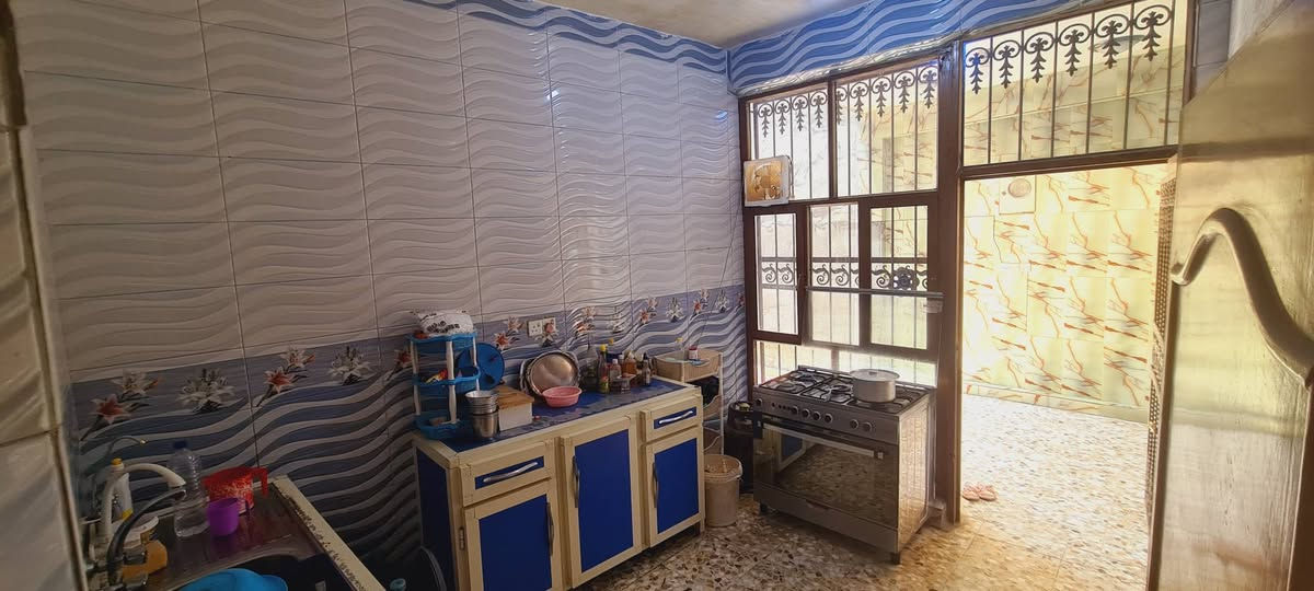 السلام عليكم دار لليبع طابقين  مساحة 125 م  سند 25 طابو زراعي مدخل البيت طارمه كبيره +صاله +مطبخ +كليدور +غرفه نوم واحده+ مجمع صحيات  اما +طابق ثاني غرفه وكلدور كبير وسطح العنوان  حله حي الشاوي الفرع الي خلف مطبعة دار العربي قريب ع الشارع العام التجاري البناء نظيف جدا وعالي عن الشارع الدار مجاري وليس مخزن وملاسق بيوت الطابو التفاصيل او اي استفسار هذا رقمي *********** او مراسله ع الخاص
