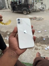 اجهزه للبيع  الأول 11 عادي اللون الأبيض  ذاكره 128 بطاريه 75  جهاز مكف...