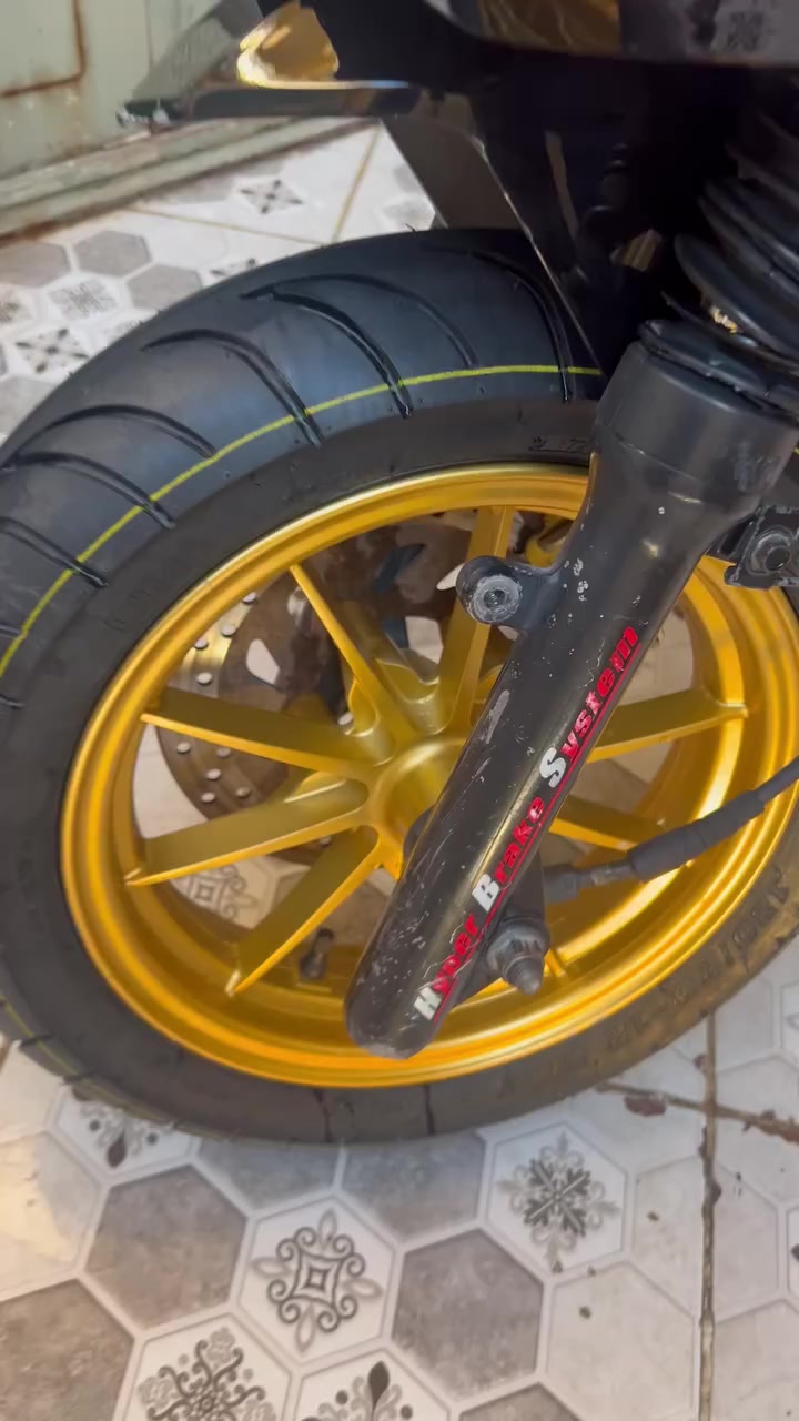 سلام عليكم اخوتي
يوماها سكنس فحل كوري كابريتر (المرغوب) 
دراجه حلوه ومختلفه كلش شوفت عينك دراجه 
بيها ويل رياضي بحاله الوكاله لا عواج ولا شي 
بيها زوج تايرات جلاتين اصلي ماماشي ابد جانت متروكه الدراجه 
بيها صالنصه صجميه اصليه 
بيها كويل ناريه رياضي اصلي 
بيها يدات 
بيها مري كاربون فايبر هواي بيها غراض  
بوشتها 58ونص بلادي اصلي 
شلعتها حلوه كلش 
بيها ملاحضات بسيطه 
دراجه مفتوحه مرا وحده بس ونفس غراضها الصليه رجعتها بدون شي تجاري بس مجرد ادامه لان متروكه 
شباب كلشي كتبت بل منشور وكل الملاحضات كتبت 
وبل خير عل ياخذها لان قطعه كلش حلوه 
عنواني بغداد شعب 
***********
***********
سعر دراجه قفل 900 وماكو هيج سعر بل سوك ❤️
