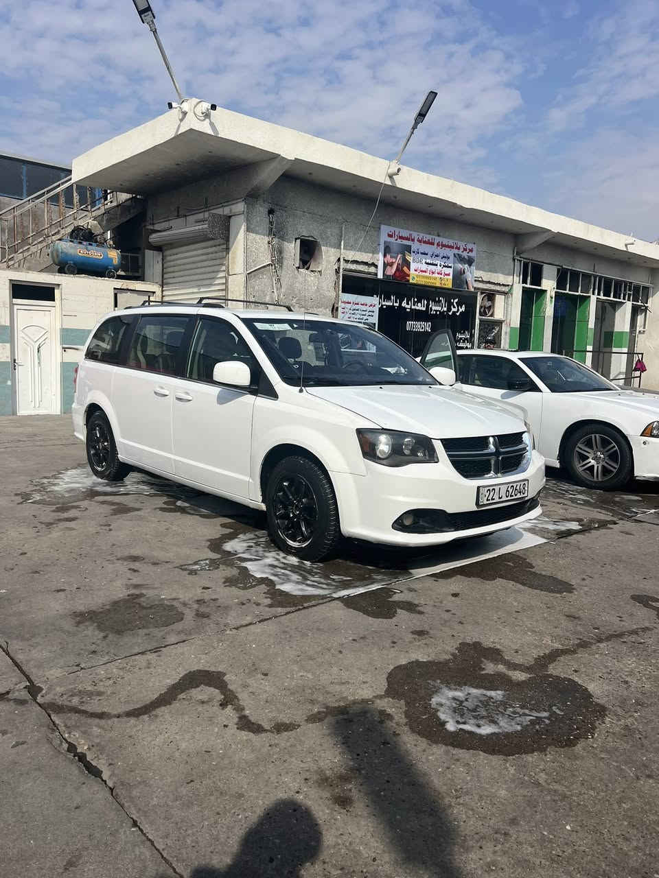 السلام عليكم
دوج كرفان للبيع سياره وارد امريكي حادثه جاملغ وباب صبغ سياره فول ماعده الفتحه  رقم اربيل بسم شركه سياره جاهزه من كلشي مكينه كير حداديه تبريد سوناره موجود
مواصفات السيارات 

بيبان كهرباىيه 
تشغيل عن بعد
مثبت سرعه 
كشنات جلد 
تبريد ثلاث قطع 
تبريد منفصل 
بصمه 
فتح ابواب بصمه 

سياره ماناقصه برقي السعر ١٨٠ 
العنوان البصره 
للاتصال   ***********
