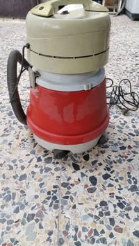 مكنسة • شغاله • نظيفه