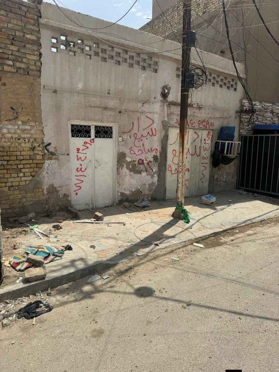 سلام عليكم فرصه استثماريه عقار قديم يصلح لبناء شقق سكنيه مساحة
92 متر واجهه 6.56  نزال 14 قطع من بيت ركن  موقع حلو   خلف 
كراج الامانه باسم شخص واحد مو ورثه   
 سعر 263 مليون 
سعر متر 2850000 
 مليونين وثمان مائه وخمسون الف للمتر 
***********
***********  
التواصل وات ساب
