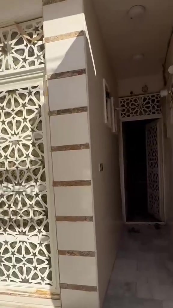 البيت كما موضح في الفديو  تفاصيل البيت الأستفسار اكثر مراسلة الحساب او الأتصال ع رقم *********** سعر البيت 130 وبي مجال
