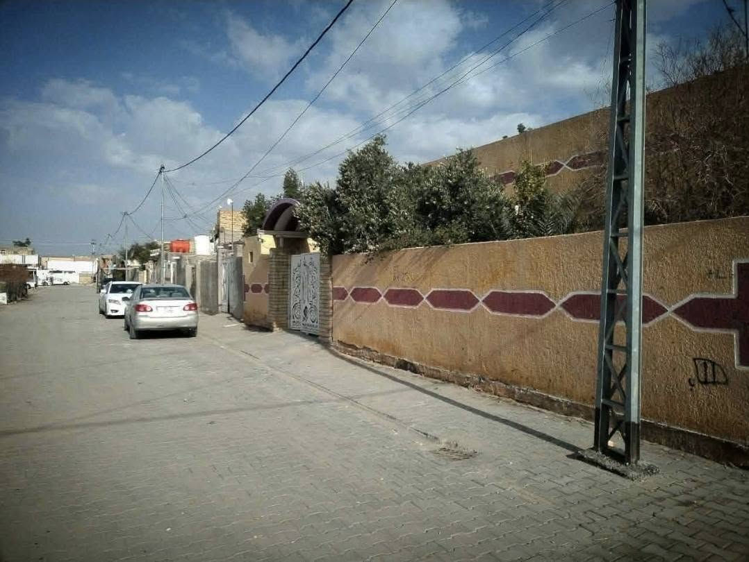 بيت للبيع ٣٠٠ ركن شارع ٢٠ حي العسكري
يحتوي على استقبال وهول و٣ غرف ومطبخ وصحيات داخليه وخارجيه 

للاستفسار الاتصال ***********
