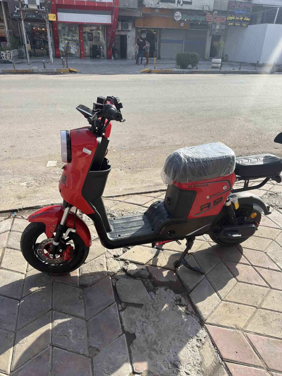 السلام عليكم 
دراجه شحن R9
5 بارتي استعمال شهر 
دراجه نضيفه 
السعر 450 بكاني بغداد الجديده 
رقم الهاتف ***********
