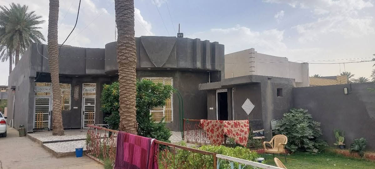 للبيع بيت المساحه 500م واجهة البيت 10م طابو زراعي سند 25 يحتوي على غرف نوم عدد 2 وساحة درج ومنور وصحيات داخليه. ومطبخ وصالة طعام واستقبال كبير. طارمة وحديقة الارضية مرمر درجة اولى. بناء طابوق مسلح. وكذلك ترك بمساحة 60م مربع. قاط واحد بيتونه ومخزن فوق السطح البيت متعوب عليه كامل من جميع النواحي معروض((135)) مليون وبي مجال العنوان واسط ناحية تاج الدين نزلة الامام الرئيسيه وجه شارع  للتواصل الاتصال بالرقم ***********
