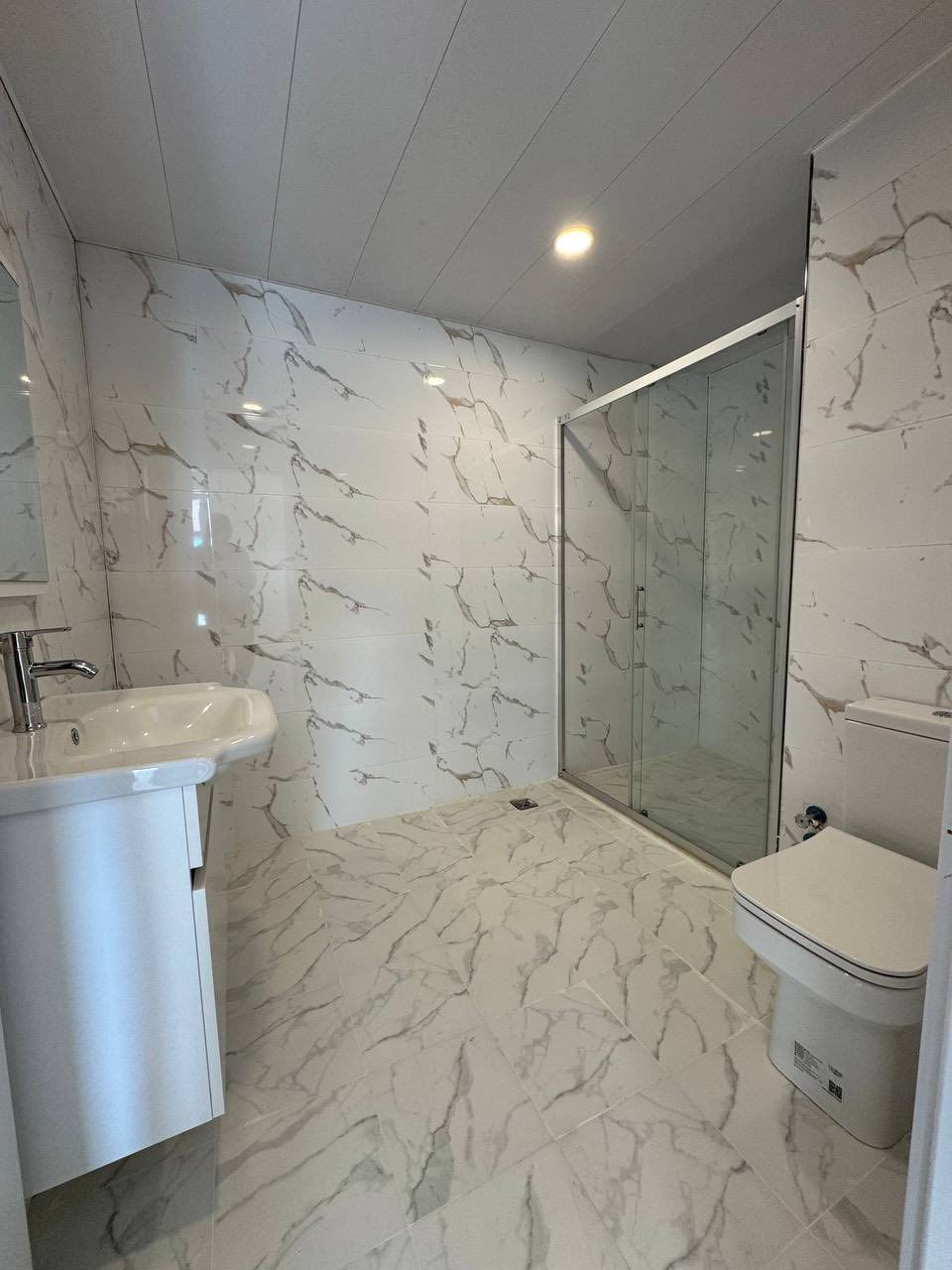 روژ ستي RojCity 

شقة بو فروتنئ / للبيع

طابق 6 

مساحة 168م اكبر حجم بالمجمع 

عمارة G3
واجهة مفتوح جبل زاوا ارقى واجهة جنوب

ثلاث غرف نوم و حدة سويت مع منزع ملابس  و صالة مطبخ وصحيات 3
و مخزن بالسرداب

استلام فوري 

#شقة_صفر غير مستعمل

للاستفسار مراجعة شركة عقارات دشتي فرع روژ ستي

*********** واتساب

***********
