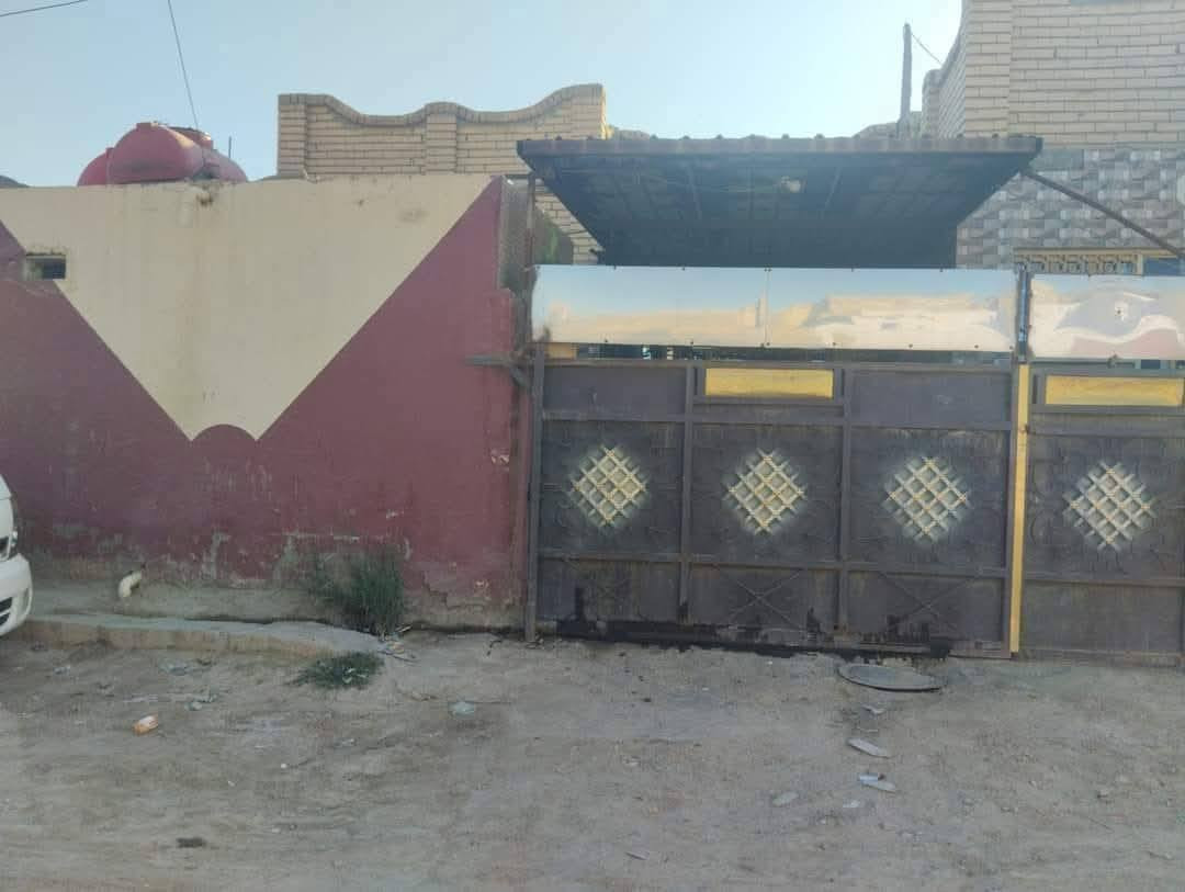 سلام عليكم
بيت للبيع
مساحه 180م
غرفة النوم 3
صاله
استقبال
مطبخ 
كراج
حمام داخلي وخارجي

 عنوان /حي صناعي-كاع ال حلو

الاستفسار
***********
سعر 29 بي مجال قليل
