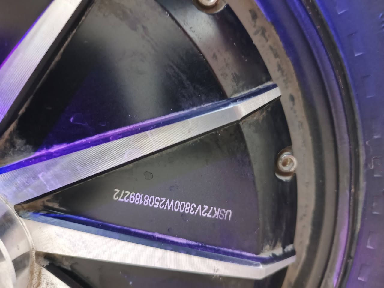 🔴 للبيع دراجة شحن سكنس مُدرّعة 2025 – شبه جديدة 🔴
📌 المدة: 4 أشهر 
📌 الدراجه بعدها وكاله ومماشيه 
📌 دراجة سريعة ونظيفة وما بيها أي عيب
المواصفات:
⚡ القدرة: 3800 واط
🔋 بطارية: 38 أمبير
🔋 تحتوي على 6 باتري مسطره حجم كبير
🚀 السرعة الحقيقية: 85 إلى 90كم/س
🛣️ تمشي بالشحنة الواحدة: 75 إلى 80 كم بالسرعة طبيعيه وإذا سرعه أقل نمره 1 تمشي أكثر من 80 كم 
🔐 نظام تشغيل: بصمة عن بعد + ريموت + كرت عدد2 + مفتاح عدد2
🛑 قفل ستيرن + تنبيه ضد السرقة
🔁 رجوع للخلف R 
🔦 لد أمامي 
💡كشاف خلفي
نظام ABS 
🚦 دبل إشارة + كشاف خلفي وجانبي
🎯 مثبت سرعة
👁️ عدسة شيطان + وزنون
🛞 جنطة إضافية (صندوق خلفي) 
🔌 محولة أصلية سريعة شحن
💰 السعر المطلوب: 1,200,000 دينار
💬 قابل للتفاوض 
📍 المكان: بغداد – البلديات
📞 الاتصال / واتساب: ***********
