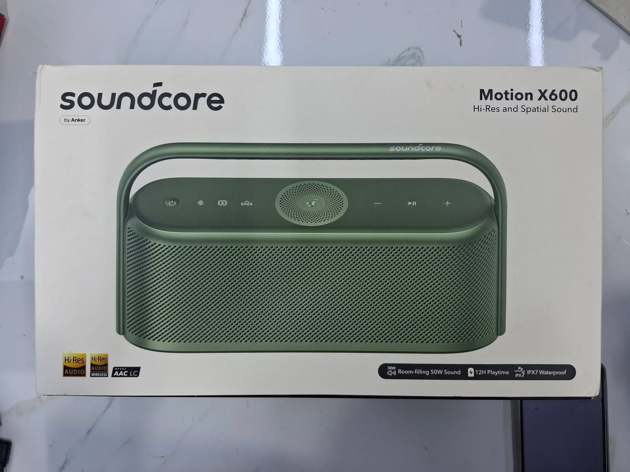 صوت محيطي يملي المكان.. وأناقة تلفت الأنظار! 🔊✨
سبيكر بلوتوث الاحترافي (Soundcore Motion X600) – الاختراع الرهيب من Anker لعشاق الصوت النقي والتصميم العصري الفخم.
​🛠️ المميزات باختصار:
​الحالة: جديد تماماً بالكرتونة بكامل ملحقاته ✨.
​صوت غامر ومحيطي: يدعم تقنية الصوت المكاني (Spatial Sound) وصوت عالي الدقة (Hi-Res Wireless) بقوة 50 واط لتجربة استماع سينمائية.
​مقاومة كاملة للماء: بمعيار IPX7، يعني مثالي للكشتات، المسبح، والطلعات بدون قلق من المطر أو الماي.
​بطارية قوية: تعطيك تشغيل متواصل يوصل حتى 12 ساعة من الموسيقى.
​تصميم فخم وعملي: مظهر كلاسيكي مميز مع يدة علوية مريحة لسهولة الحمل والتنقل بيه وين ما تروح.
​📞 للاستفسار مراسلة خاص أو الاتصال: ***********
