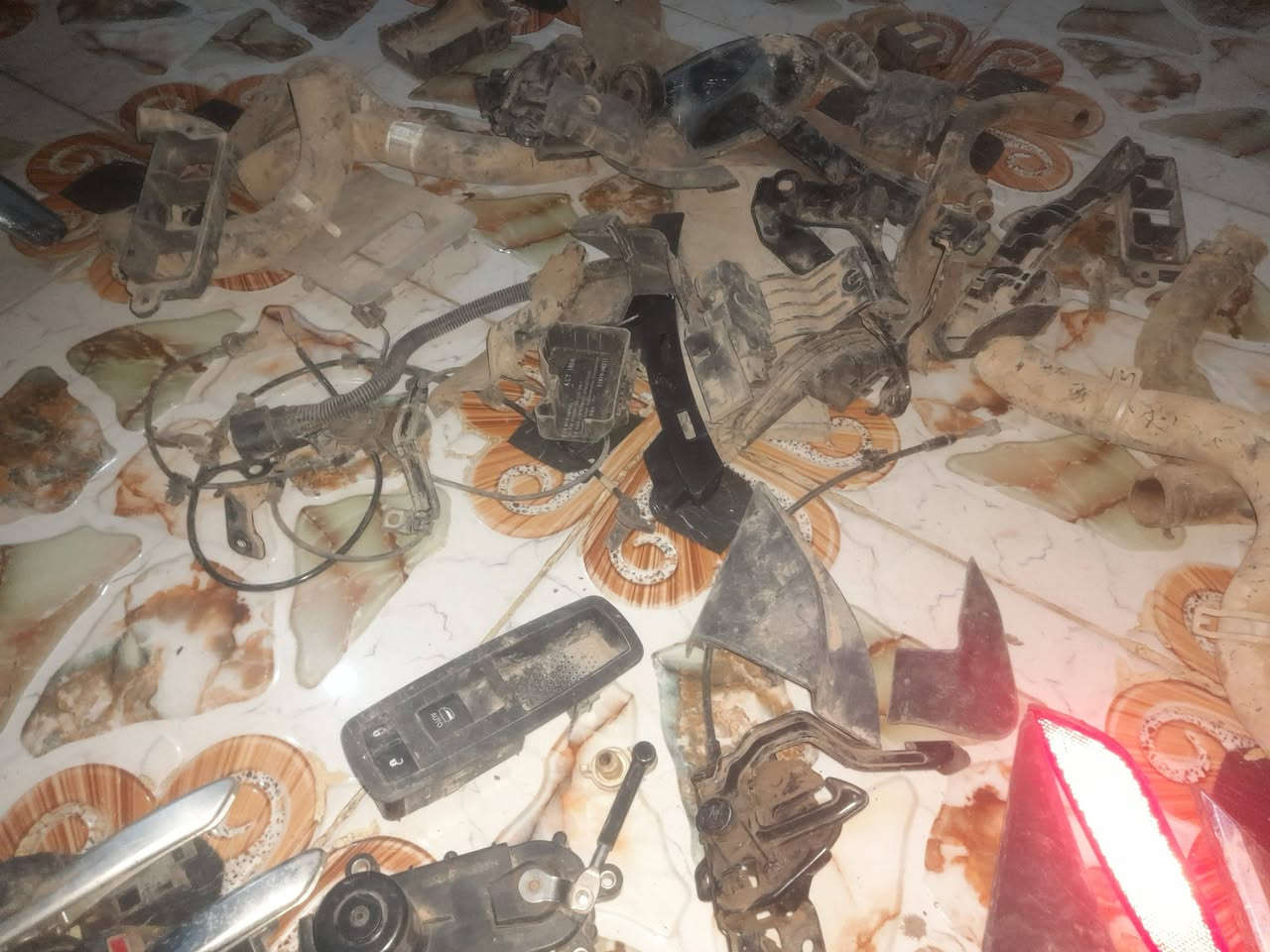 الله بالخير.. متوفر وجبة قطع غيار تفصيخ أصلي (شلع من السيارة) وبحالة ممتازة، مالت تويوتا وهونداي (كورولا، إلنترا، وموديلات ثانية). الأغراض كلها نظيفة وعلى الفحص.
​📦 شكو موجود بالصور؟
​يدّات أبواب: داخلية وخارجية (نيكل وفضي) لعدة جهات.
​جواين وهوزات: هوزات راديتر وتبريد أصلية، لا فطور ولا يباس.
​سويتشات وتحكم جام: دكم تحكم جام أصلية وشغالة مية بالمية.
​مثلثات وديكورات: مثلثات مال مرايا جانبية وديكورات زوايا الأبواب.
​براغي ويل (صرار): طقم براغي ويل كروم نظيفة كلش.
​كهربائيات وحساسات: عقول صغيرة، فيوزات، وظفاير (بيها قطعة تويوتا الأصلية B9).
​علامات: علامة هونداي أصلية مالت شبك أو جنطة.
​قواعد وبلاستيكات: حواضن وقواعد ديكورات داخلية وخارجية منوعة.
​💡 ليش تشتري هاي القطع؟
​الأغراض كلها تفصيخ أصلي مو تجاري ولا صيني تعبان.
​السعر مناسب ومابي قفل (مراعاة خاصة لأهل المحلات والتفسيخ إذا شيل شلع).
​القطع على النظافة والفحص.


**إذا كنت صاحب هذا الإعلان وتريد حذفه لأي سبب، رجاءا أرسل رسالة إلى الدعم الفني**