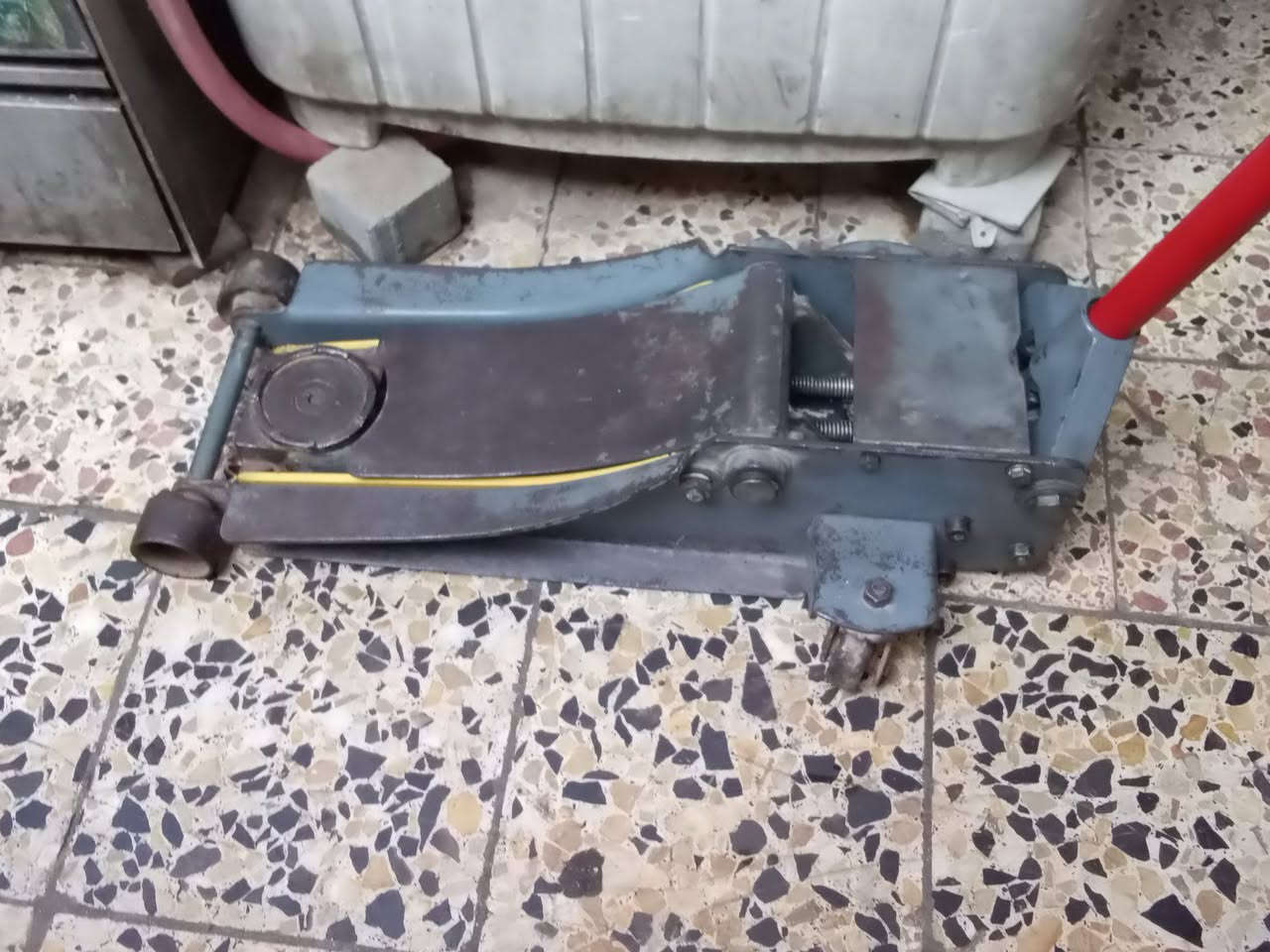 ⭕ يوجد توصيل لكافه المحافظات
جك عربانه تمساح  دبل بستم  نوع الثقيل جدا 5 طن القديم باب الاول شغال وعل الفحص خالي من اي نظوح ارتفاعه 51سم السعر 100الف 
***********
