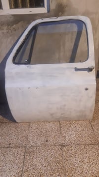 باب عدد 2 سياره جمسي موديل 77 نظيفه وجديد حيل جدا مع محلقاتها  للاتصال...