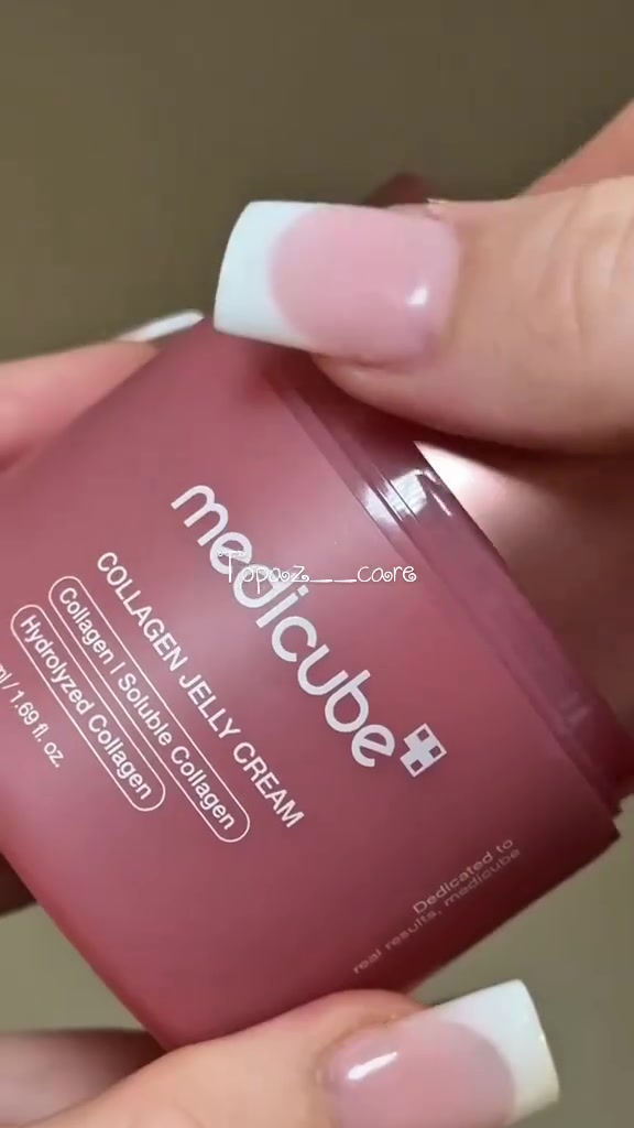 ✨ كريم جيلي بالكولاجين من ماركة ميديكيوب الكورية (Medicube Collagen Jelly Cream) كريم مرطب والمقاوم للشيخوخة من المنتجات الشهيرة التي تمنح البشرة مظهر البشرة الزجاجية الممتلئة (Glass Skin). 

يتميز بتركيبة جل خفيفة سريعة الامتصاص توفر ترطيباً عميقاً ويحتوي على كولاجين متحلل، نياسيناميد، وببتيدات لتحسين مرونة البشرة ومقاومة علامات الشيخوخة و يساعد في شد البشرة، وتقليل الخطوط الدقيقة، ومنحها إشراقة طبيعية. 

الفوائد الرئيسية
✔️يحتوي على ثلاثة أنواع من الكولاجين النقي والمحلل المجفف بالتجميد لشد البشرة ومكافحة الخطوط الدقيقة.
✔️ مدعم بالنياسيناميد (فيتامين B3) لتوحيد لون البشرة، تقليل التصبغات، وتضييق المسام.
✔️ يحتوي على الإيلاستين، السكوالين، وحمض الهيالورونيك لحبس الرطوبة داخل الجلد وتقوية حاجز حمايته.
#الاصلي المنشأ كوريا 🇰🇷💯
🚘 يوجد خدمة توصيل لجميع محافظات العراق ٤ الاف 🚘

#بشرة #البشرة #البشرة_الدهنية #البشرة_الجافة تقشير تصبغات واقي_شمس سيرافي سيرافي_غسول cerave سالسيلك_أسيد حبوب_الوجه tiktokarab  مشاهدات


**إذا كنت صاحب هذا الإعلان وتريد حذفه لأي سبب، رجاءا أرسل رسالة إلى الدعم الفني**