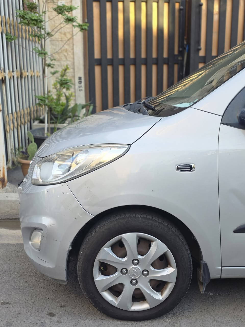 🚗 هيونداي i10 موديل 2015 للبيع 🚗
​المواصفات:
​الموديل: 2015
​المنشأ/المواصفات: خليجية
​اللون: سلفر (فضي) نظيفة بيها شوية شخوط
​الوضعية العامة: السيارة بوضع جيد مابيها نقص وجاهزة للاستخدام.
​حالة البودي (الضرر):
​السيارة مكفولة من كلشي، بيها طخة بسيطة جداً بالجاملغ عكس السايق (ما تتعدى الشبر) وباقي السيارة كله كفالة.
​💵 السعر المطلوب:
​ ورقة (8000$) وبها مجال بسيط للشراي الطيب.
​📍 المكان: [ بغداد -الاعظمية ]
📞 للتواصل والاستفسار: [ *********** ]
