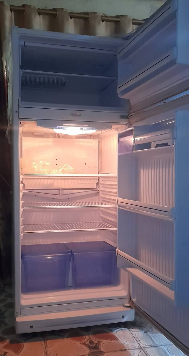 ثلاجه كونكورد 20 قدم نظيفه جدا على البلاد فول تجميد السعر 240 هاتف *********** بصره
