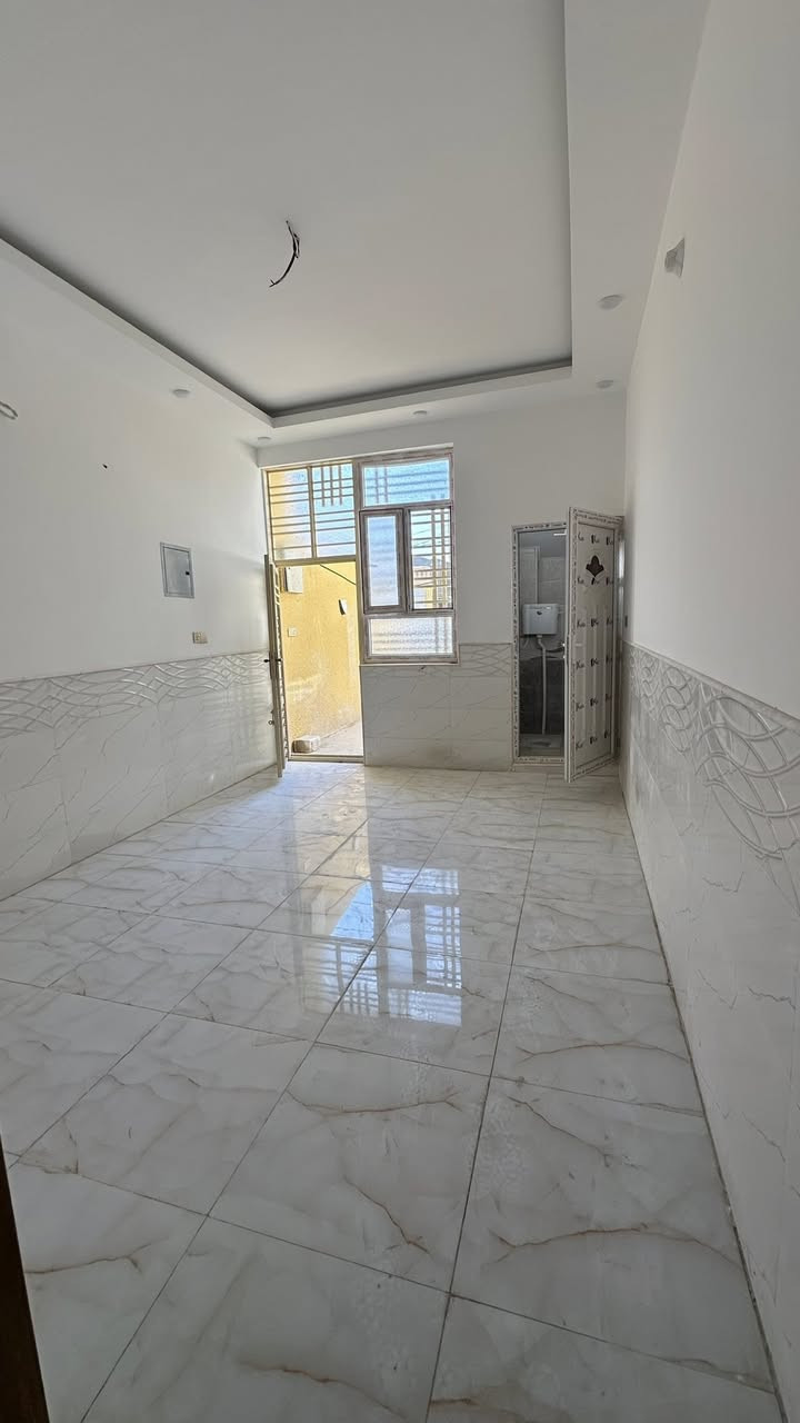 دار في حي البلدية للأيجار
مساحة 80 متر طابق أرضي جديد غير مسكون

غرفة - صالة - مطبخ - صحيات - منور - كراج صغير

حي البلدية خلف بن رضوان

الأيجار 450 الف مقدمه 3 أشهر

مكتب الهرم الذهبي للعقارات

***********
***********
