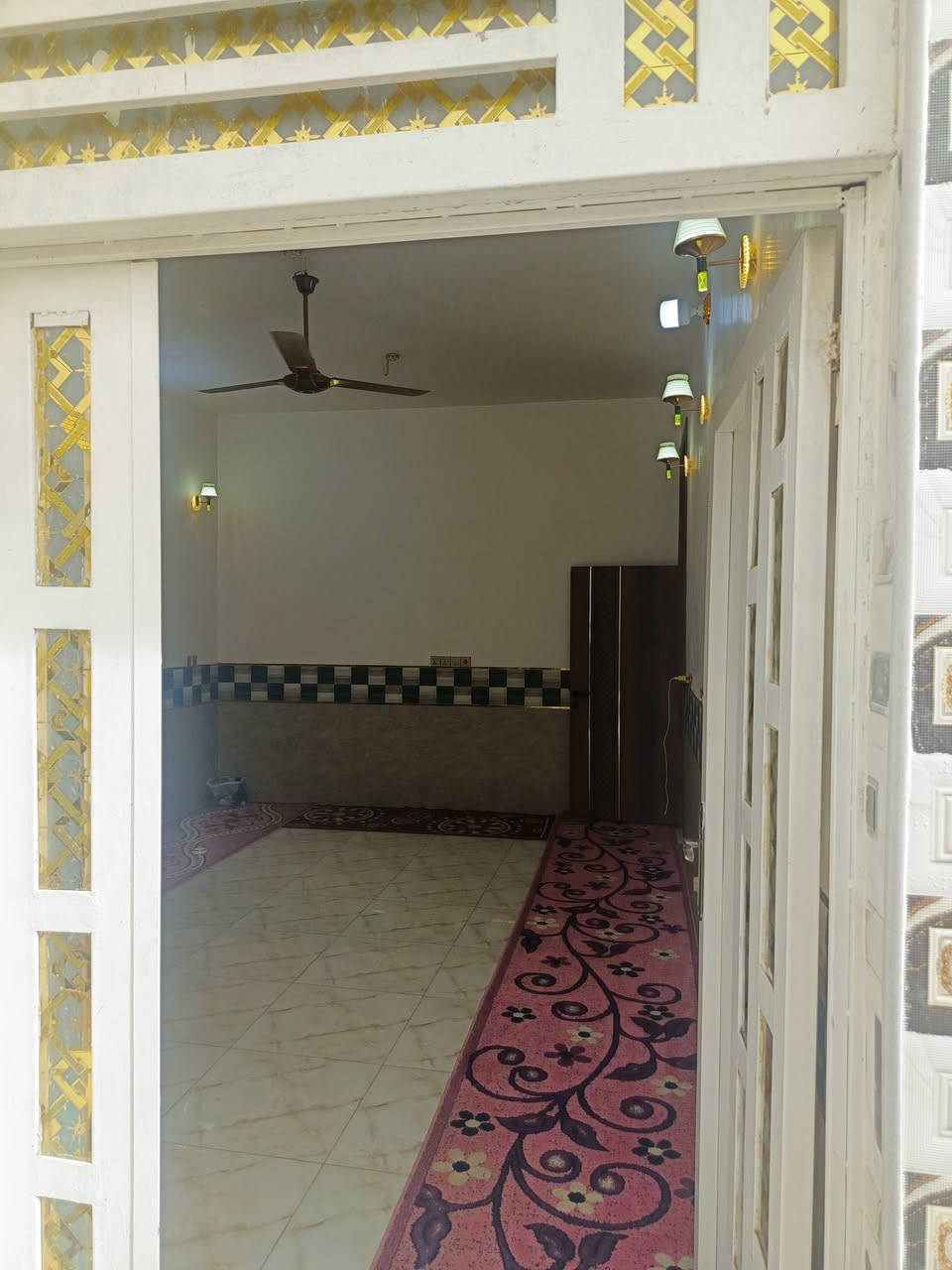 السلام عليكم عندي بيت كربلاء المقدسة في حي الساهر ون 125م مربعه ركن على مدرسه غرفتين نوم استقبال صاله مطبخ حار بارد صحيات ارضي ***********
