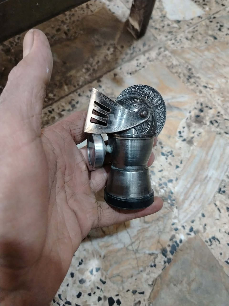 سلام عليكم للبيع غراض كلمن وسعره 
مكاني بغداد حي اور شارع نادي النفط ***********
