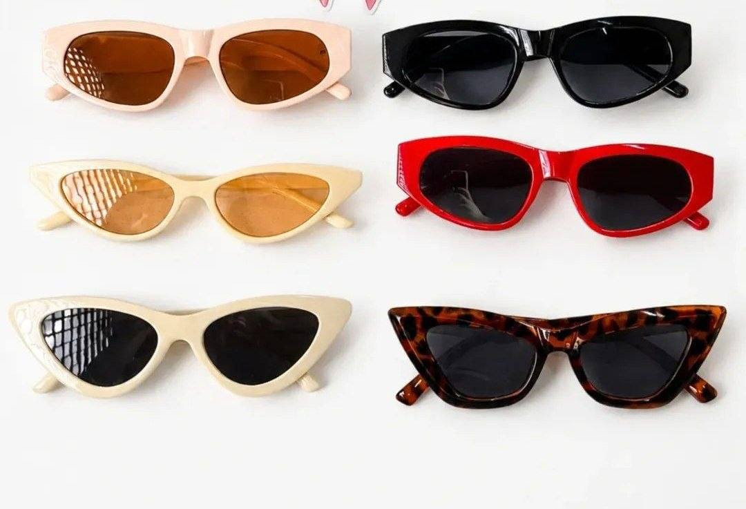 نضارات لطيفه 👓🖤

نظارات عين القطة (Cat Eye): تتوفر بألوان متعددة مثل البيجي/الكريمي، والمنقوش بنقشة جلد الفهد (Leopard). تتميز هذه النظارات بزواياها المرفوعة التي تمنح الوجه مظهراً جذاباً.النظارات المستطيلة العريضة: تظهر باللونين الأسود الكلاسيكي والأحمر الجريء، وهي مزودة بإطارات بلاستيكية سميكة (أسيتات) تضفي طابعاً قوياً وعصرياً على الإطلالة.نظارات بنمط ريترو: تتميز بعض الموديلات بعدسات ضيقة وإطارات هندسية مستوحاة من موضة التسعينيات.

💌 للحجز راسلونا خاص وحددوا اللون اللي يعجبكم 💗

السعر (٤٠٠٠)‏𓂃𓈒𓏸🎀


**إذا كنت صاحب هذا الإعلان وتريد حذفه لأي سبب، رجاءا أرسل رسالة إلى الدعم الفني**