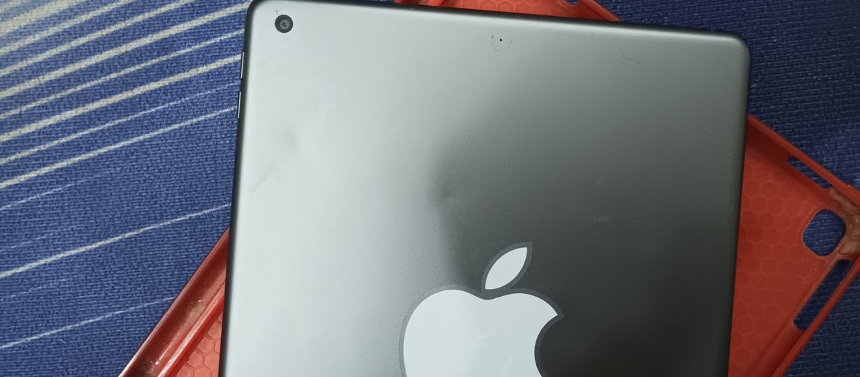 سلام عليكم ايباد 9 للبيع 
ذاكره 64 
لو رصاصي
المواصفات ايباد 9 بعد كلها تعرف مواصفاته 
90 هيرتز الشاشه يعني تشغل 90 فريم 
بس تقره 60 
السعر 225 الف وبي مجال بس قليل كلش 
ملحقاته موجوده بس كارتونته اما الشاحنه كلها ب25 الف
مضروب من الضهر بس ما ماثره عله الايباد الله شاهد نضيف كلش وسلس متواجد فقط بلواتساب ***********
