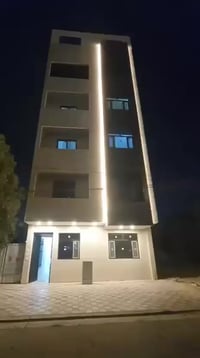 شقة ارضية للايجار  بموقع مميز  تحتوي على ٣ غرف نوم وصالة وخدمات للاستف...