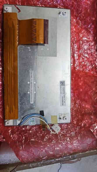 شاشة العرض الموضحة في الصورة هي لوحة LCD من نوع TFT طراز LTA065B1D3F من صنع شركة توشيبا (Toshiba Mobile Display Co. Ltd). تم تصميم هذه الشاشات بشكل أساسي للاستخدام في أنظمة الملاحة بالسيارات (Car Navigation). 
• العلامة التجارية: توشيبا
• الحجم: 6.5 بوصة
انطوني سعر التواصل ع الرقم ***********
