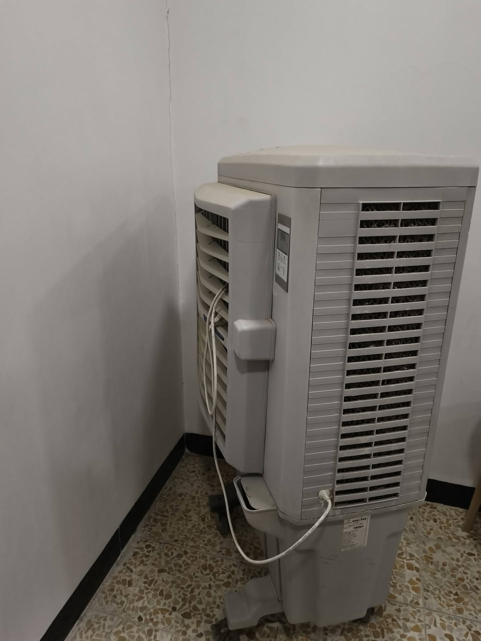 كمبيره نضيفه كلش استعمال قليل رايدها ب100وبيها مجال قليل رقم التواصل ***********
