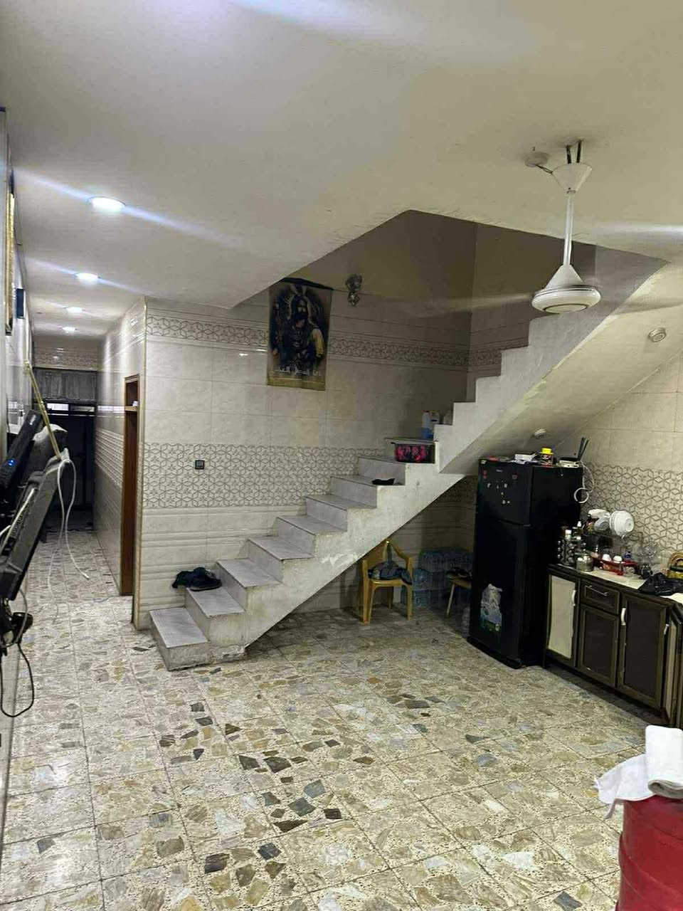 لسلام عليكم بيت 110 متر واقع حال سند 100 البيت فول موصفات طابقين 3نوم وستقبل وحولي فوك وجوه خدمات فوك جوه وخارجيات كذالك سطحين بي مع بيتونه كبيره. نضام كامرات وستلايت وكلشي دفن  سيراميك مرمر كلشي فول ومرتب مطبخ حار بارد. بي خط سحب مجاني سبالت خط مفتوح  لان قريب مولد. البيت نقص فقط واجهه  265 مجال رقمي ***********
