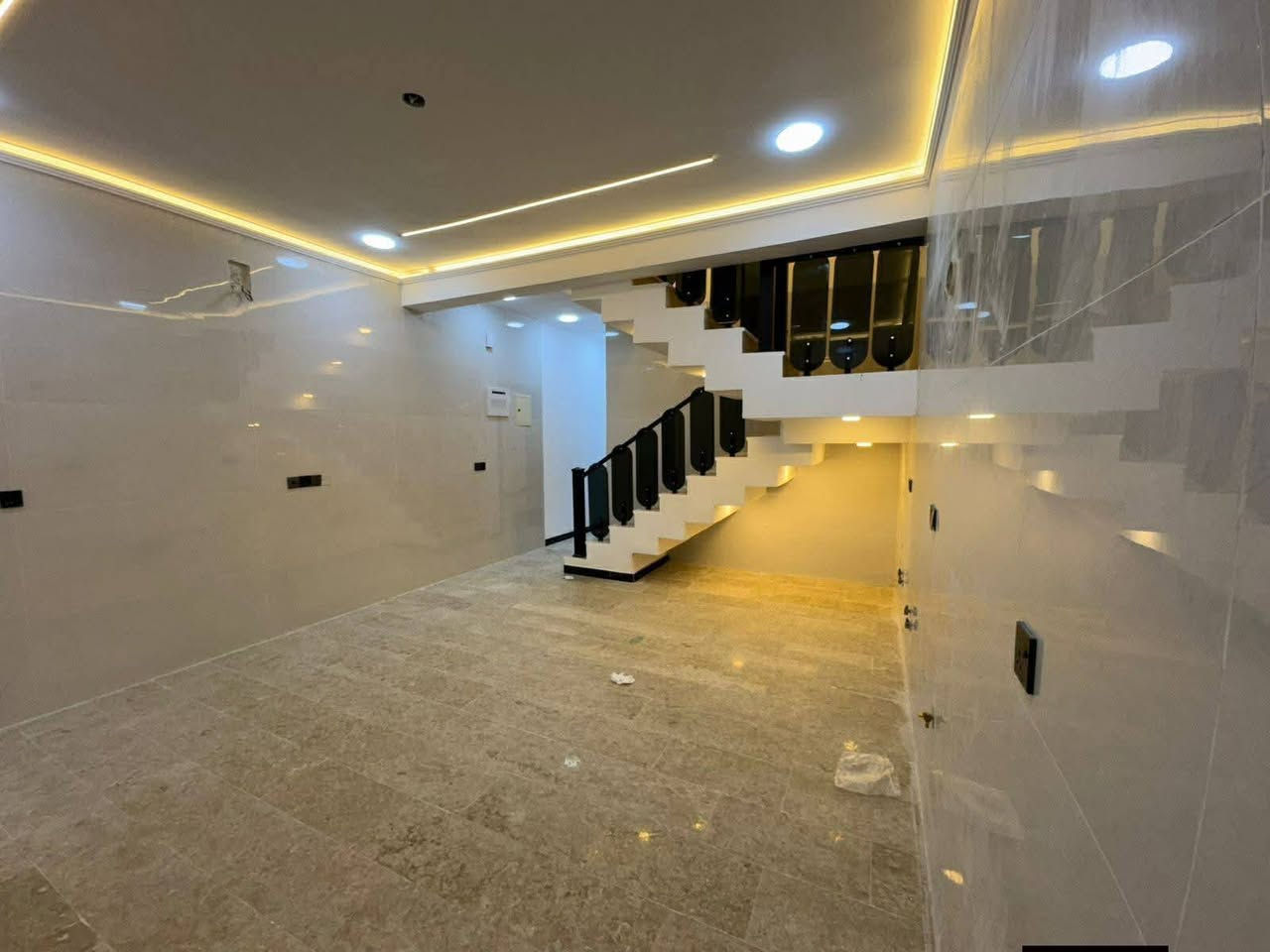 اليوم العرض مختلف جداا
دار    للبيع🏠للبيع 🏠للبيع
مساحه 100متر  زيرو
واجه 5متر  نزال 20متر
يحتوي 
طابق ارضي _ صاله  _ خدمات _ مطبخ  غرفة نوم 
طابق اول _ 3غرف  نوم -خدمات عدد2
الطابق الثاني -بيتونه سطحين 
ارضيه مرمر
واجه بورسلين شغل تصفير الجدران لوح شغل تصفير درجة أولى 
ديكورات داخليه شغل موردن
شبابيك المنيوم
أبواب قاصه 
طابو صرف ملك صرف
موقع: العقار ممتاز جدا 👌😊
حي الجهاد الحمدانية يبعد عن شارع 15 مسافه 10متر 
للاستفسار الاتصال 
 ***********
 ***********
