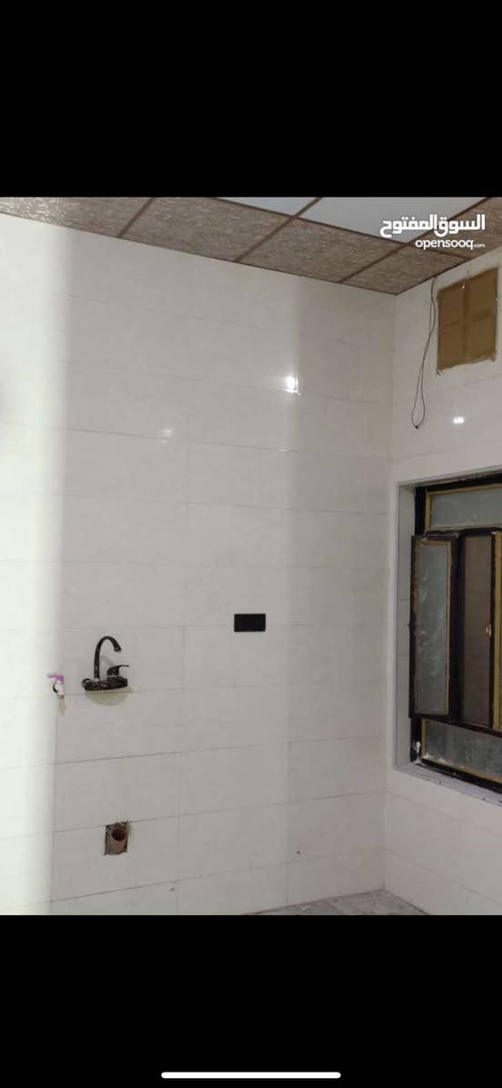 السلام عليكم يتوفر شقه للايجار طابق ثاني شقه جديده غرفه وصاله ومطبخ وحمام المساحه 100 متر مطلوب عائله صغيره الايجار 350 قفل العنوان كوت ثويني قريب على السايدين الجوه استفسار ***********
