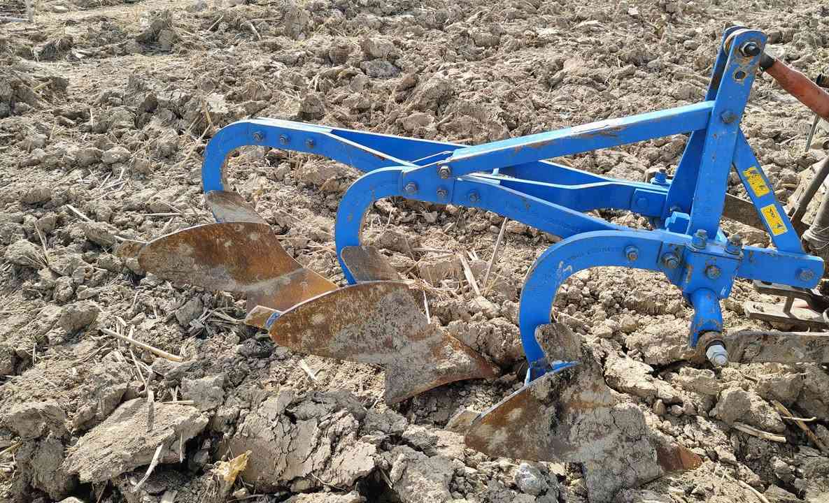 السلام عليكم للبيع مكينه فتون صيني حجم 404موديل 2006 معه كامل المعدات فدان تركي حجم8 +رفاسه+ديجر+خرماشه+مرازه     المكان واسط النعمانيه ***********
