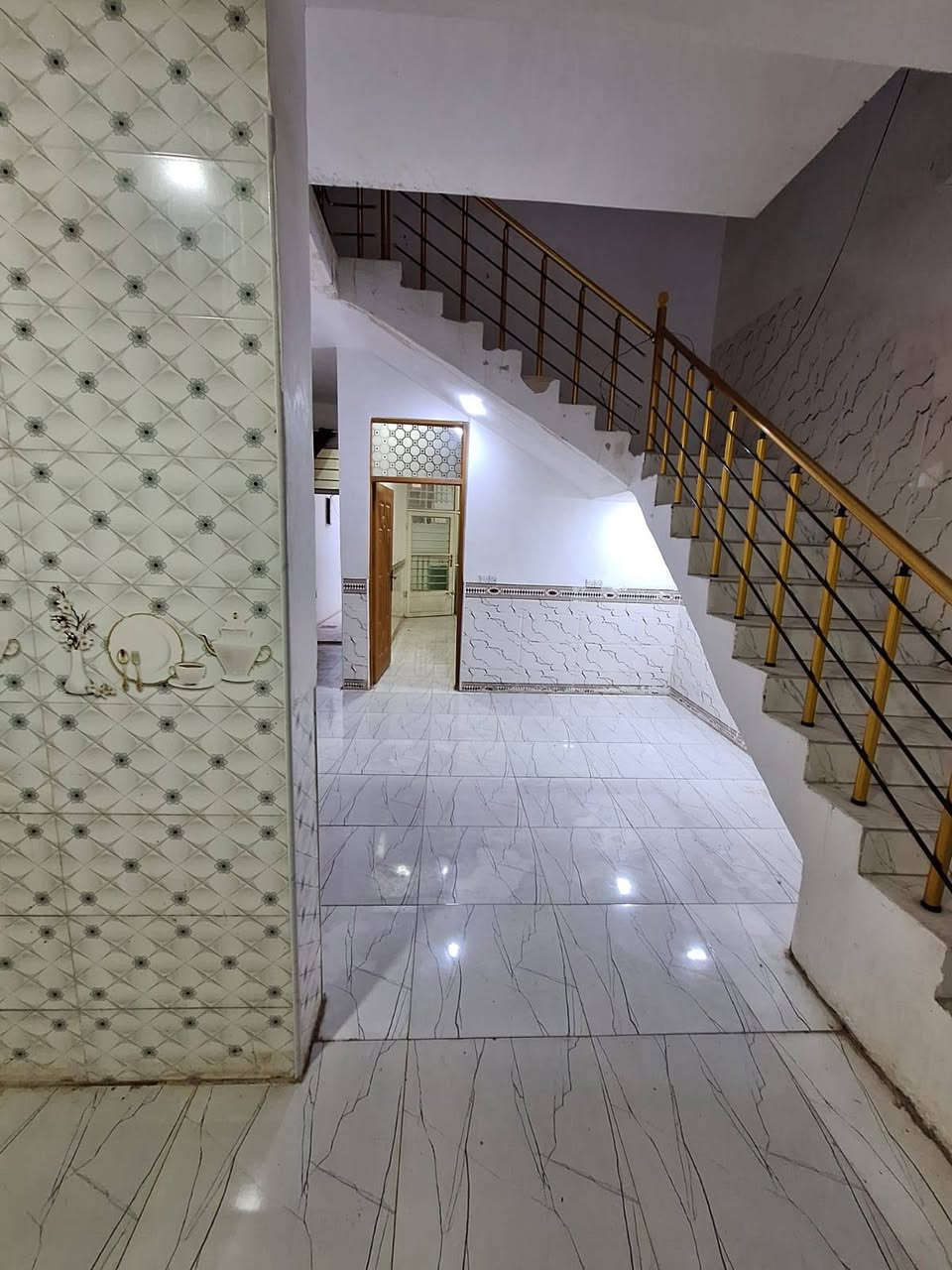 ⭕️ يوجد بيت للأيجار 
في حي الجبيريه الثالثه قرب الطاقه 125 متر
 طابقين غرفتين بناء حديث سيراميك وترتيب
 يجاره 275 ألف
 ***********
