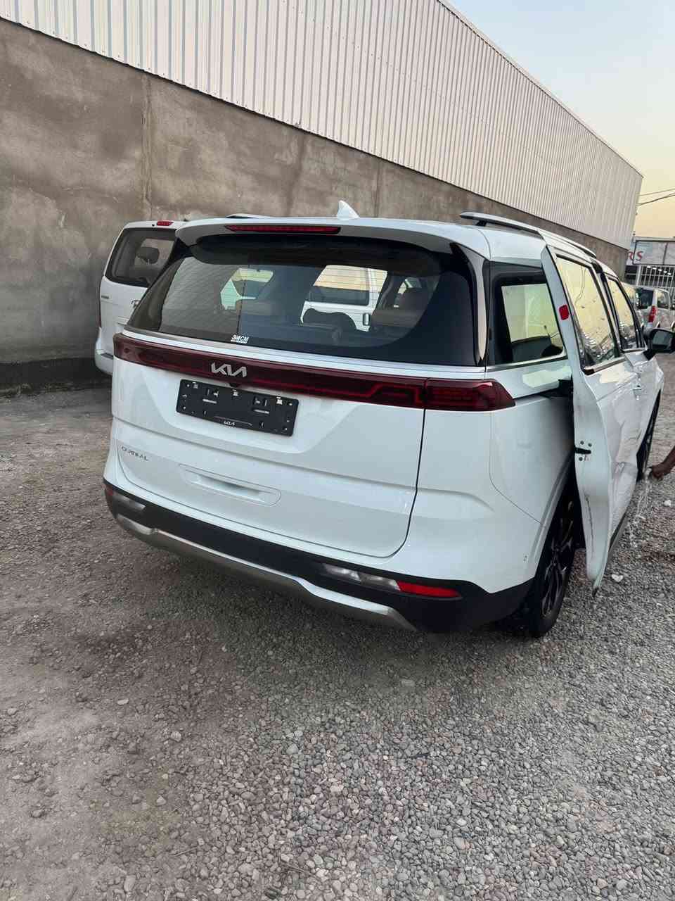 السلام عليكم 
كيا كرنفال وارد خليجي موديل ٢٠٢٣ ماشية ٢٩ الف مكفولة من الصبغ بيها بارد قليل موضح بالسونار رقم بغداد سيارة Vip  
 فول مواصفات نظيفه جدا كل الانظمه بيها ٧ راكب كشنات الخلفي اماني تدفئة تبريد مواصفات بيها هواي 
مكان السيارة كربلاء قرب المستشفى التركي 
السعر ٣ وبيها مجال بسيط الاتصال على صاحب السياره *********** 
او 
بيهن واتس اب ***********
