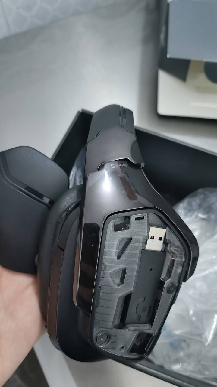 للبيع سماعة لوجيتك اللاسلكية Logitech G933s 7.1 (بحالة جيدة) حجمها حلو سعر 150 الف
السلام عليكم شباب، للبيع سماعة الكيمنك الاحترافية Logitech G933s. السماعة لاسلكية وتشتغل على (البيسي، البلايستيشن، والاكس بوكس).
النظافة: السماعة نظيفة مثل ما موضح بالصور، استخدام بسيط بس دكمة التشغيل تشكل شوية بس ماكو مشاكل بالصوت.
الملحقات: كاملة مع كارتونها، والقطعة اللاسلكية.
البطارية: بحالة ممتازة وتطول وياك بالشحن.
المميزات: صوت محيطي 7.1 عالي الدقة، مايك مدمج واضح جداً يدعم خاصية الكتم عند الرفع (Flip-to-mute)، وإضاءة RGB تكدر تتحكم بيها من برنامج لوجيتك.
السعر: 150 ألف دينار عراقي (وبيها مجال).
(متوفر توصيل).
للتواصل والاستفسار يرجى مراسلة الخاص أو على الواتساب: ***********
