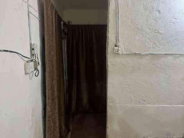 🏫دار للبيع طابو زراعي سند
25 المساحه64 يحتوي على غرفه نوم 5×4 
وصاله 3×3
ومطبخ 4×2,50
الواجهة 9ونص 
والنزال 7ونص 
السعر 13💸 المكان طريق السنيه يم عمود 638
يبعد عن الشارع 200متر
منطقه مخدومه عوزها بس تبليط رقم الهاتف ***********
