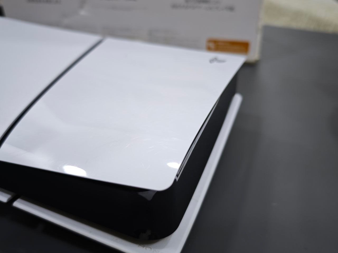 � بلايستيشن 5 سليم (PS5 Slim) إصدار الأقراص

📦 الجهاز بحالة ممتازة مع الكارتون الأصلي



✅ المواصفات:



 • سعة التخزين: 1 تيرابايت SSD فائق السرعة



 • إصدار الأقراص (يدعم الألعاب الفيزيائية والرقمية)



 • يد تحكم DualSense أصلية عدد (2)



 • دعم دقة 4K HDR



 • معدل يصل إلى 120 إطار بالثانية للألعاب المدعومة



 • تقنية تتبع الأشعة (Ray Tracing)



 • صوت ثلاثي الأبعاد 3D Audio



 • واي فاي وبلوتوث مدمج



 • تشغيل ألعاب PS4 وPS5



📦 المحتويات:



 • جهاز PS5 Slim



 • عدد 2 يد تحكم أصلية



 • الكارتون الأصلي



 • الأسلاك الأصلية



 • قرص فيفا كرة قدم 



🔹 الجهاز نظيف جدا وجاهز للتجربة



💰 السعر:  800 الف 



📍 الموقع: بغداد 



📞 للتواصل: ***********